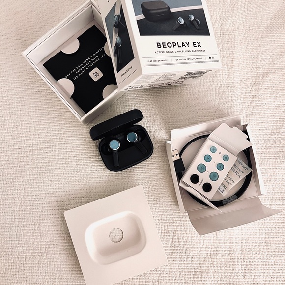 Bang & Olufsen Beoplay EX Earphones - Black and White - Picture 5 of 6